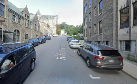 Rue University, entre l&rsquo;avenue des Pins et l&rsquo;impasse